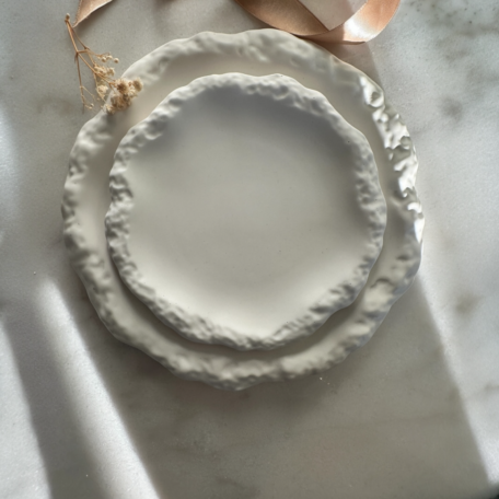 Duo Petra fait main - deux assiettes sculpturales de couleur crème aux courbes douces et organiques